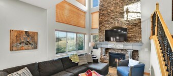 C704 | Cascade Overlook Lodge: Your Eden Adventure Hub!