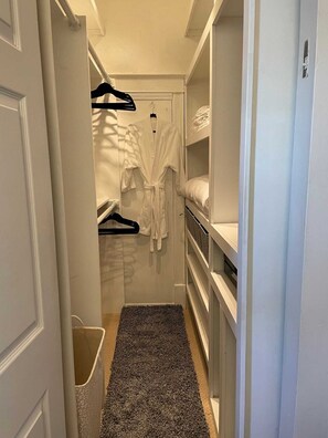 Interior - Lux Sunnyside 2B/2B Loaded w Creature Comforts (Denver)