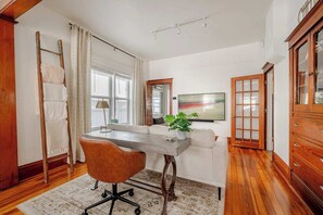 Interior - Lux Sunnyside 2B/2B Loaded w Creature Comforts (Denver)