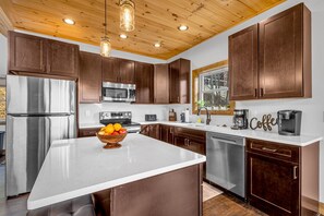 Fridge, microwave, oven, stovetop - Beautiful Wears Valley Mountain Views! Hot Tub-Dollywood-Cades Cove! (Sevierville)