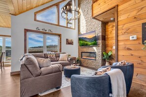 Smart TV, fireplace, table football - Beautiful Wears Valley Mountain Views! Hot Tub-Dollywood-Cades Cove! (Sevierville)