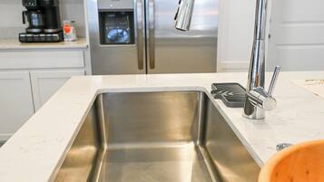 Micro-ondes, four, plaque de cuisson, lave-vaisselle