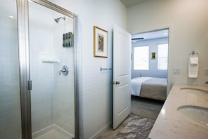 Een douche, een haardroger, handdoeken