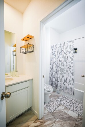 Shower, hair dryer, towels - Peaceful Prairie Retreat Near Airport and Gaylord (Watkins)