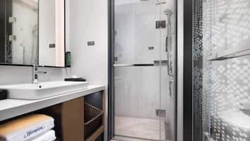 Comfort-dobbeltværelse | Badeværelse | Bruser, hårtørrer, håndklæder, Shampoo