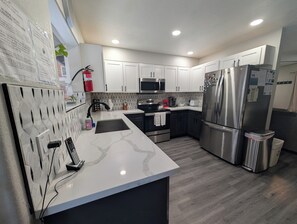 Jääkaappi, mikroaaltouuni, uuni, astianpesukone