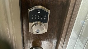 Cerradura con teclado numérico en una puerta de madera.