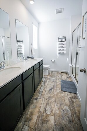 Shower, hair dryer, towels, soap - Modern Quiet Retreat Near Denver Int'l Airport (Watkins)