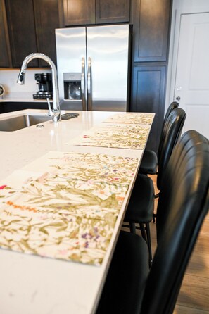 Microwave, oven, stovetop, dishwasher - Modern Quiet Retreat Near Denver Int'l Airport (Watkins)