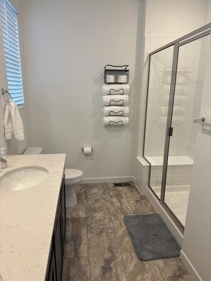 Doccia, asciugacapelli, asciugamani, sapone