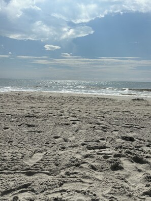 Beach - Top floor, updated 2-bedroom, 2-bathroom condo! (Myrtle Beach)