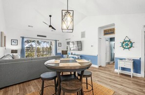Interior - Top floor, updated 2-bedroom, 2-bathroom condo! (Myrtle Beach)