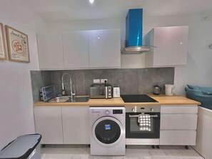 Fridge, microwave, oven, toaster - Kings Cross 1 Bedroom Apartment (London)