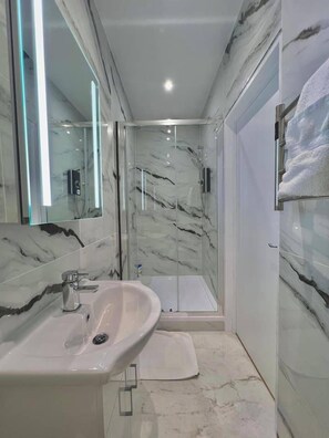Shower, hair dryer, towels - Kings Cross 1 Bedroom Apartment (London)