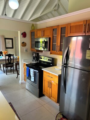 Private kitchen - Luxurious & Modern 2-bedroom villa with AC in beautiful Richmond Estates (Plantation Village)