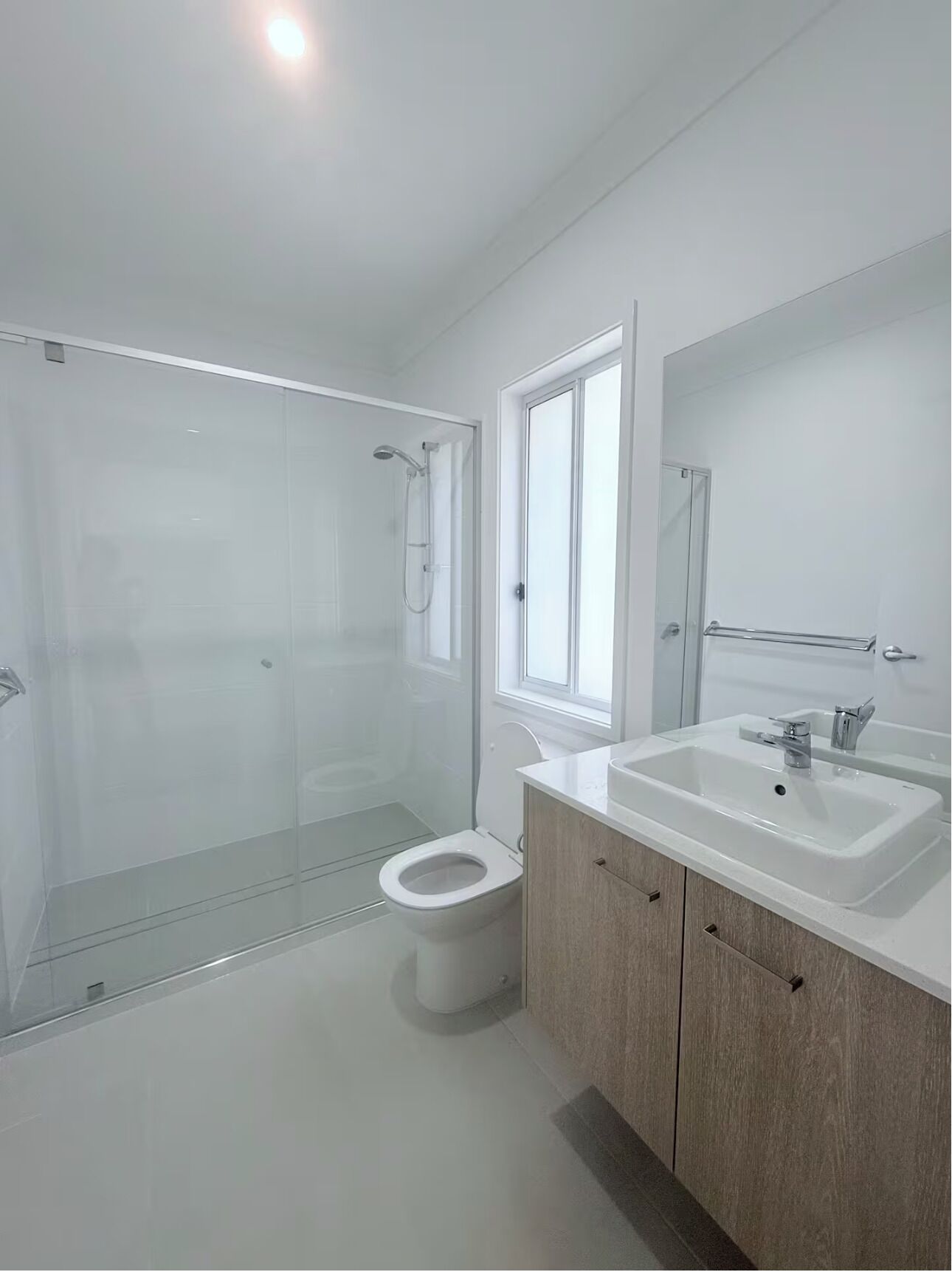 Haartrockner, Handtücher, Toilettenpapier