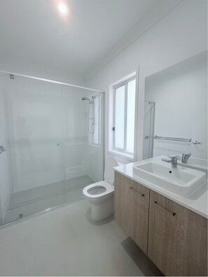 Sèche-cheveux, serviettes fournies, papier toilette