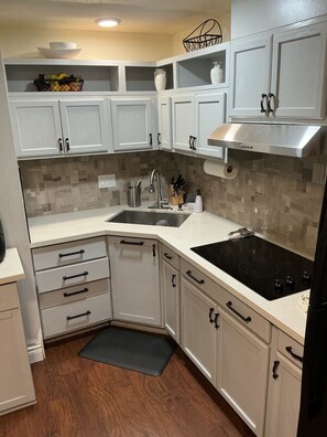 Fridge, microwave, oven, stovetop - 1-bedroom 1 bath guest house in Sacramento (Sacramento)