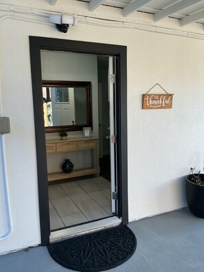 Exterior detail - 1-bedroom 1 bath guest house in Sacramento (Sacramento)