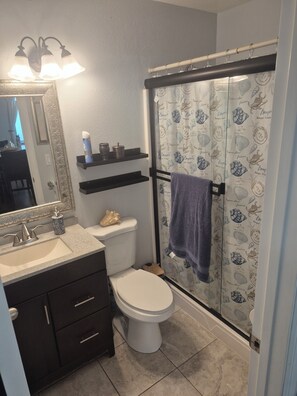 Shower, towels, soap, shampoo - 1-bedroom 1 bath guest house in Sacramento (Sacramento)