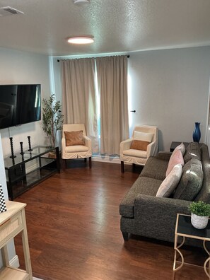 Smart TV - 1-bedroom 1 bath guest house in Sacramento (Sacramento)