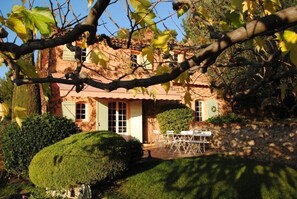 Terrace/patio - Bastide provençale with swimming pool and sea view - beach 5.5 km away (LA CADIERE D'AZUR)