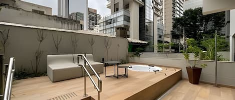 Căn hộ có thiết kế đặc sắc | Bồn tắm spa ngoài trời