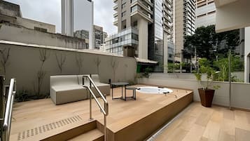 Design Apartment | Outdoor spa tub