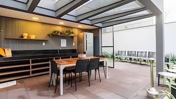 Apartamento premium | Opções para refeição ao ar livre