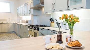 Coffee/tea maker, microwave, dishwasher, toaster