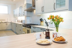 Mikroaaltouuni, astianpesukone, kahvin-/teenkeitin, leivänpaahdin