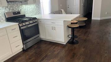 Frigorífico, microondas, horno y placa de cocina