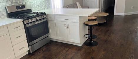 Kjøleskap, mikrobølgeovn, ovn og kokeplater