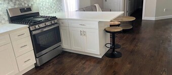 Spacious 4-bedroom apartment 25 min to NYC & 10 min to EWR