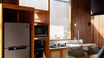 Habitación doble superior, 1 cama de matrimonio, balcón, vistas al mar | Cocina privada