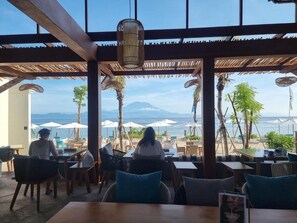 Outdoor dining - Khamara Nusa Penida (Klungkung)