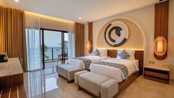 Dobbelt- eller tomannsrom – deluxe, terrasse, sjøutsikt | Safe på rommet, skrivebord, wi-fi (inkludert) og sengetøy