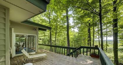 Cozy Mid-Century Modern retreat in charming Bellaire. Family friendly!