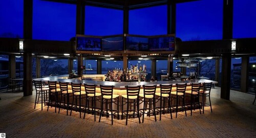 Cozy Mid-Century Modern retreat in charming Bellaire. Family friendly!