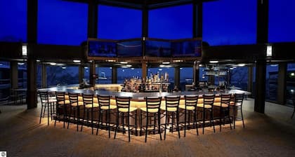 Cozy Mid-Century Modern retreat in charming Bellaire. Family friendly!