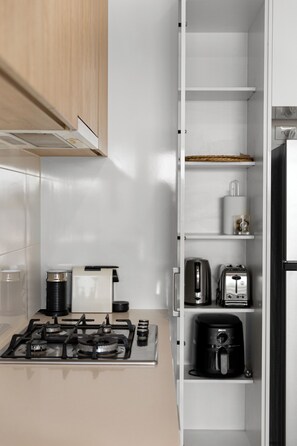 Frigorifero, microonde, forno, piano cottura