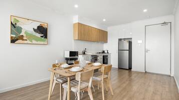 ثلاجة، ميكروويف، فرن، موقد طهي مسطح