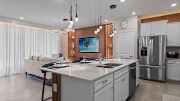 Een koelkast, een magnetron, een oven, een kookplaat