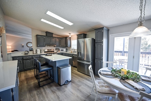 Littleton Retreat - Pool, Hot Tub, BBQ, Game Room