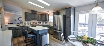 Littleton Retreat - Pool, Hot Tub, BBQ, Game Room