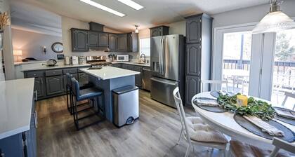 Littleton Retreat - Pool, Hot Tub, BBQ, Game Room