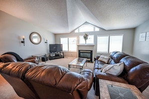 Smart TV, video games, foosball, table tennis - Family Retreat - Pool, Hot Tub, BBQ, Game Room (Littleton)