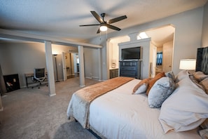 6 bedrooms, desk, iron/ironing board, travel crib - Family Retreat - Pool, Hot Tub, BBQ, Game Room (Littleton)