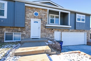 Exterior - Family Retreat - Pool, Hot Tub, BBQ, Game Room (Littleton)