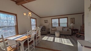 Smart TV - Mine Ridge Cottage, Pet friendly, Buggy watching (Kinzers)
